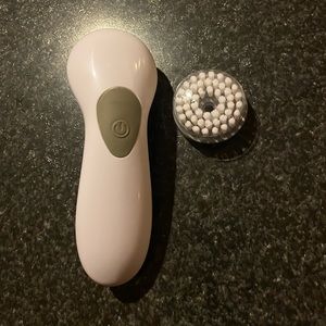 Proactive deep cleaning brush